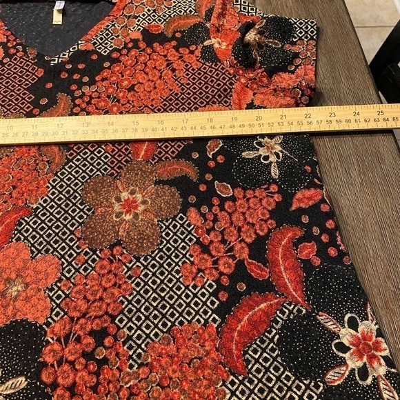 White Stag Woman's Plus Size XXL (20) Red Black Floral Textured Top Blouse. - Picture 8 of 9